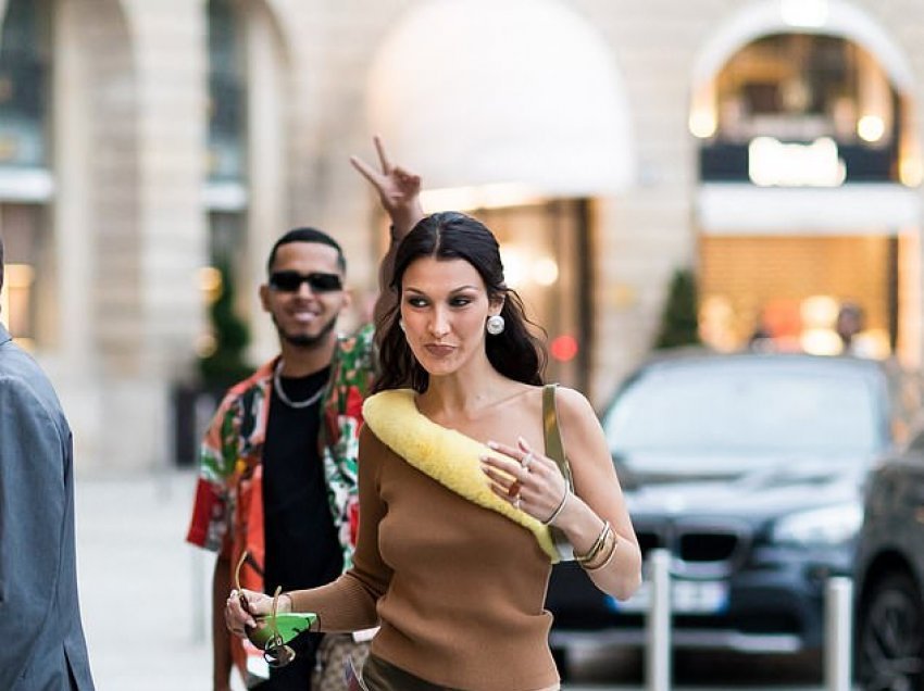 Bella Hadid shihet me pantallona të çuditshëm rrugëve të Parisit