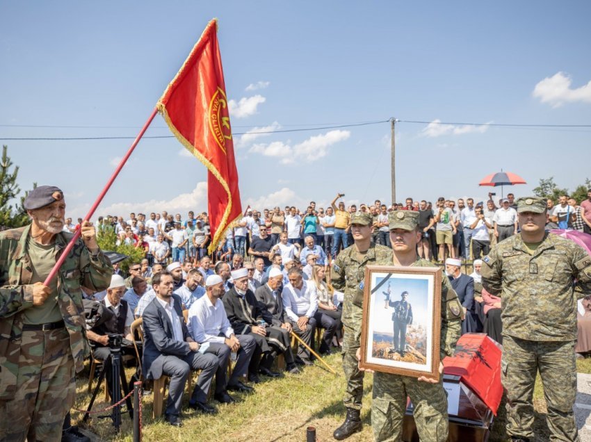 Me ceremoni ushtarake rivarroset dëshmori Remzi Maksuti