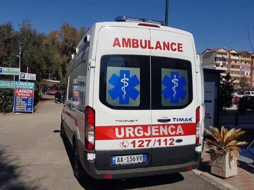 E rëndë në Tiranë! Qytetari dhunon gruan që kërkonte lëmoshë, ndalohet nga njerëzit në rrugë, mbërrin policia dhe ambulanca