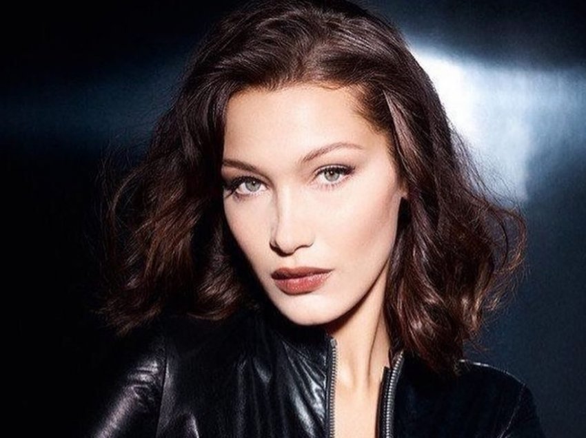 Bella Hadid del me pantallona të çuditshëm ndërsa drejtohet për në Hotel Ritz në Paris