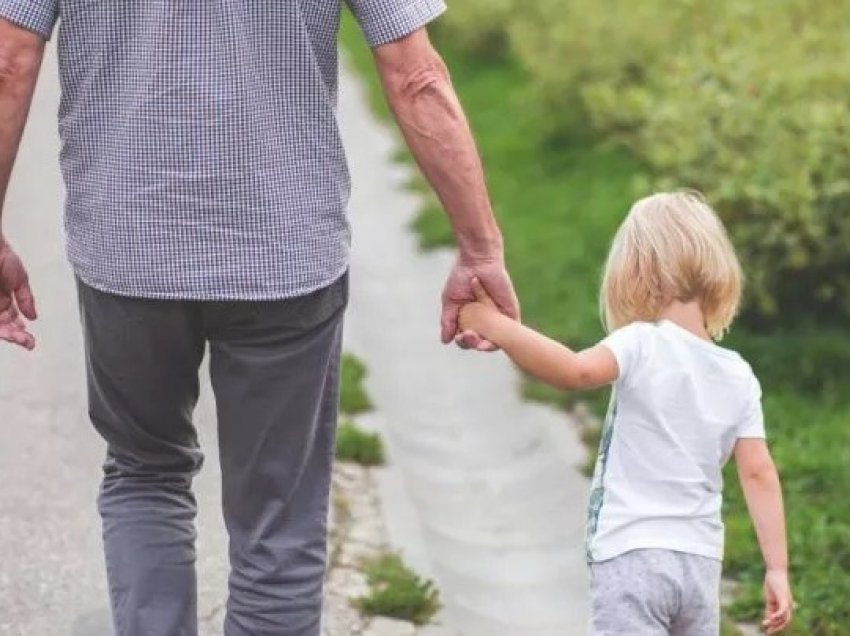 Gjyshi merr mbesën ‘e gabuar’ nga çerdhja, e vë re vetëm kur shkon në shtëpi