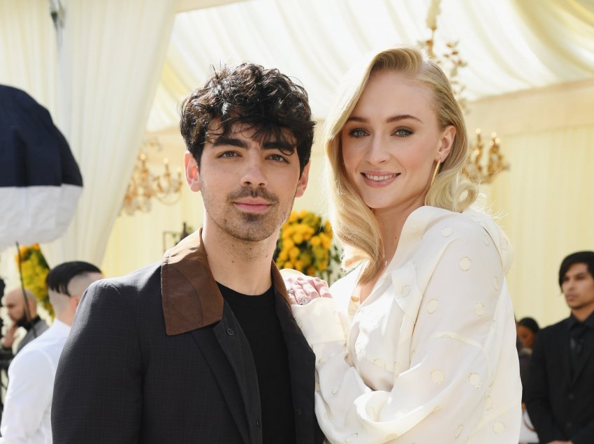 Na u desh të prisnim dy vite që të shihnim fotot nga dasma e Sophie Turner dhe Joe Jonas