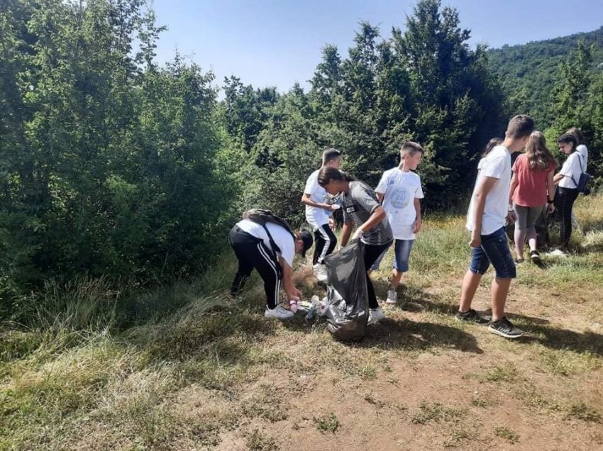 Pastrohet nga mbeturinat edhe hapësira rreth pendës së Përlepnicës