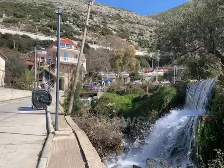 I qetë dhe i zbrazët në dimër, Borshi me sytë nga vera dhe turistët