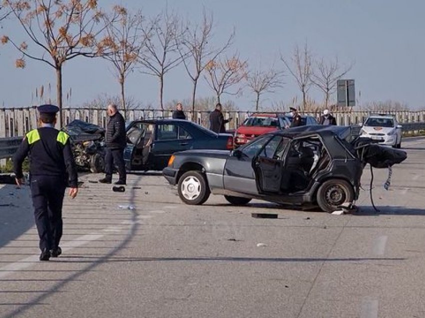 Makina e ndarë përgjysmë, pamjet e rënda nga aksidenti ku vdiqën dy të rinjtë