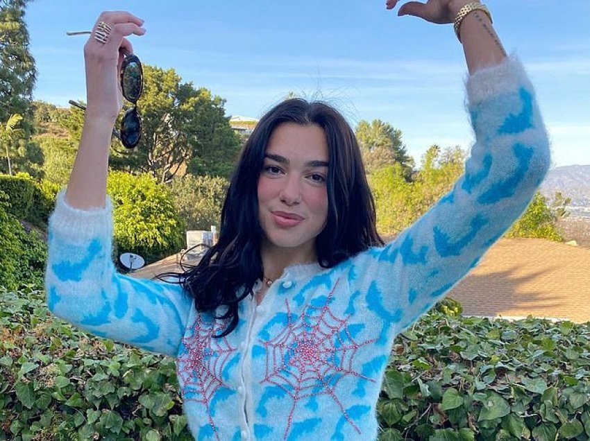 Dua Lipa pozon pa reçipeta e veshur me pulover, ndërsa i gëzohet suksesit të albumit