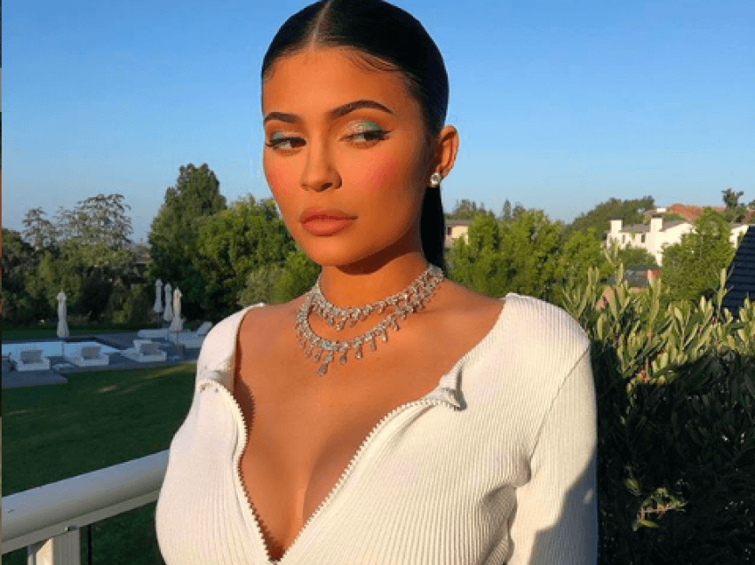 Kylie Jenner e bën ‘nxehtë’ duke ekspozuar linjat trupore