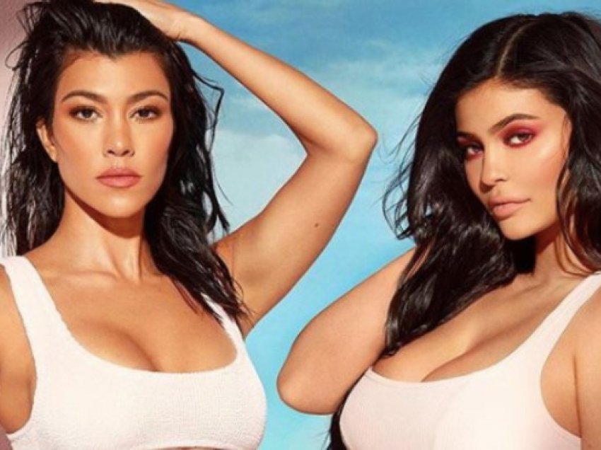 Kylie dhe Kourtney provokojnë me këmisha gjysmë të zhveshura para pasqyrës