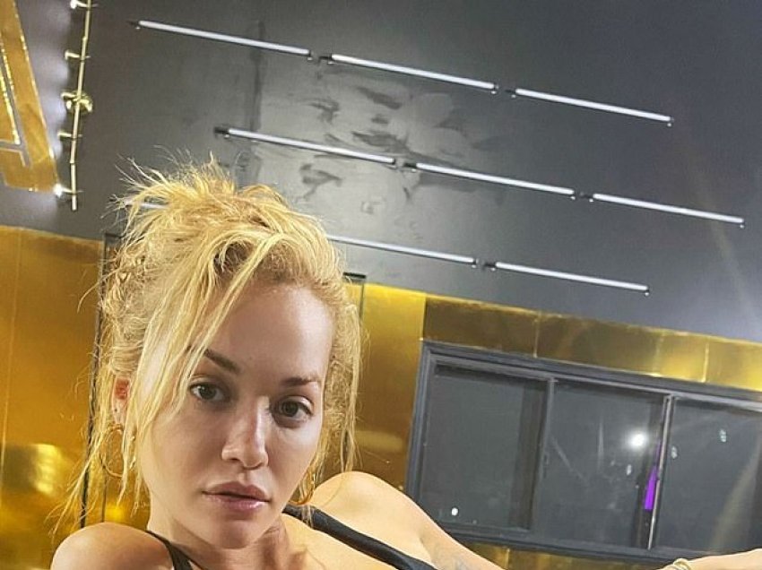 Rita Ora pozon me veshje sportive ngjyrë të zezë teksa shfaqet pa makijazh