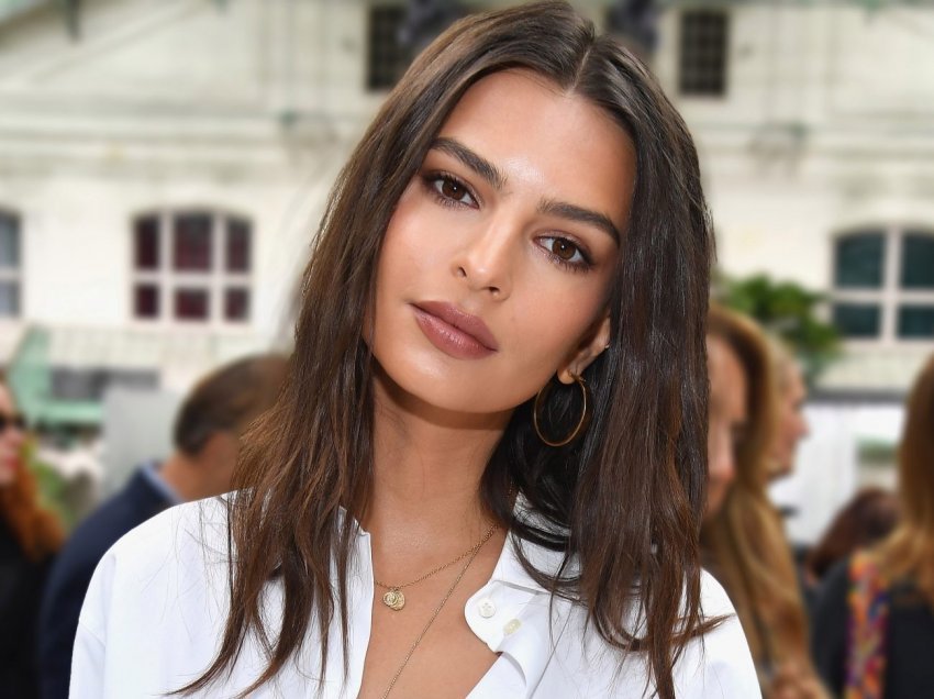 Emily Ratajkowski pozon tërësisht nudo në muajin e fundit të shtatzanisë dhe i “vë flakën” rrjetit