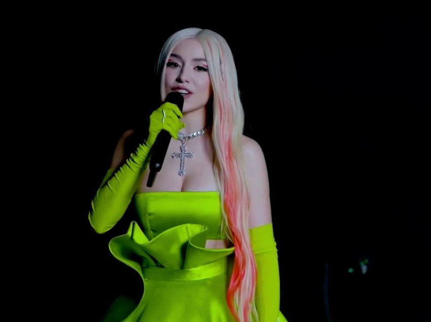 Ava Max interpreton ‘live’ në eventin bamirës të “amfAR”