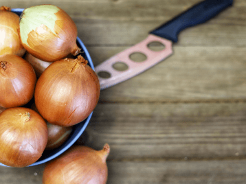 Çaji me lëvozhgën e qepës mund të largoj shenjat e plakjes, ul inflamacionin dhe presionin e gjakut