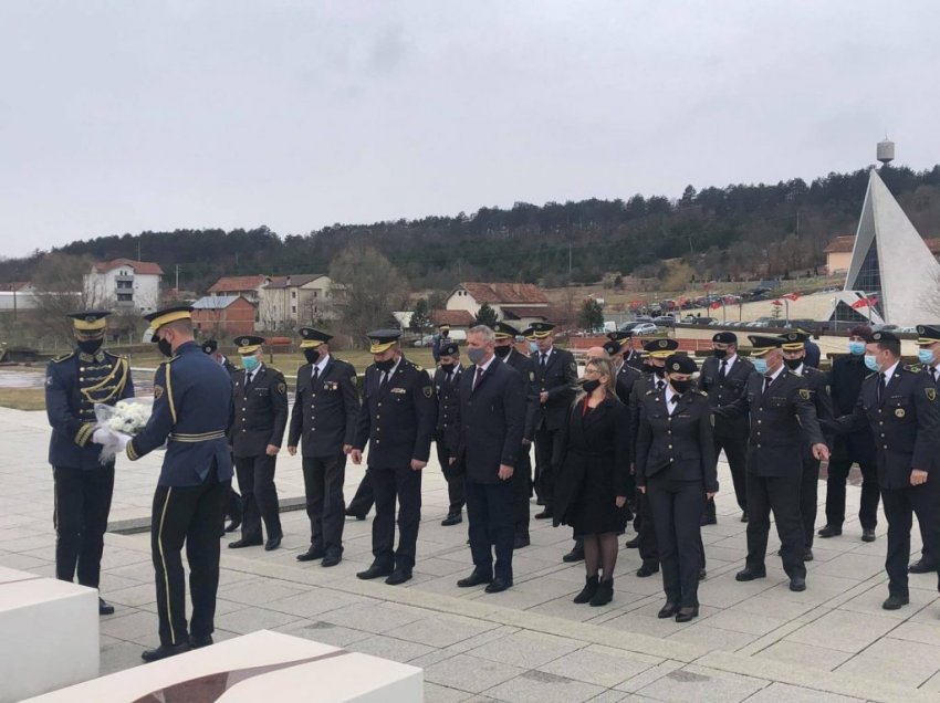 Quni bën homazhe në Kompleksin Memorial “Adem Jashari” 