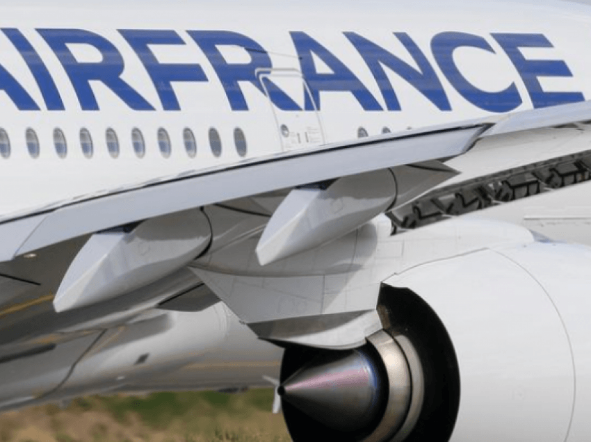 Aeroplani i Air France bëri ulje emergjente në Sofje pasi një pasagjer sulmoi stjuardesën dhe goditi derën e kabinës