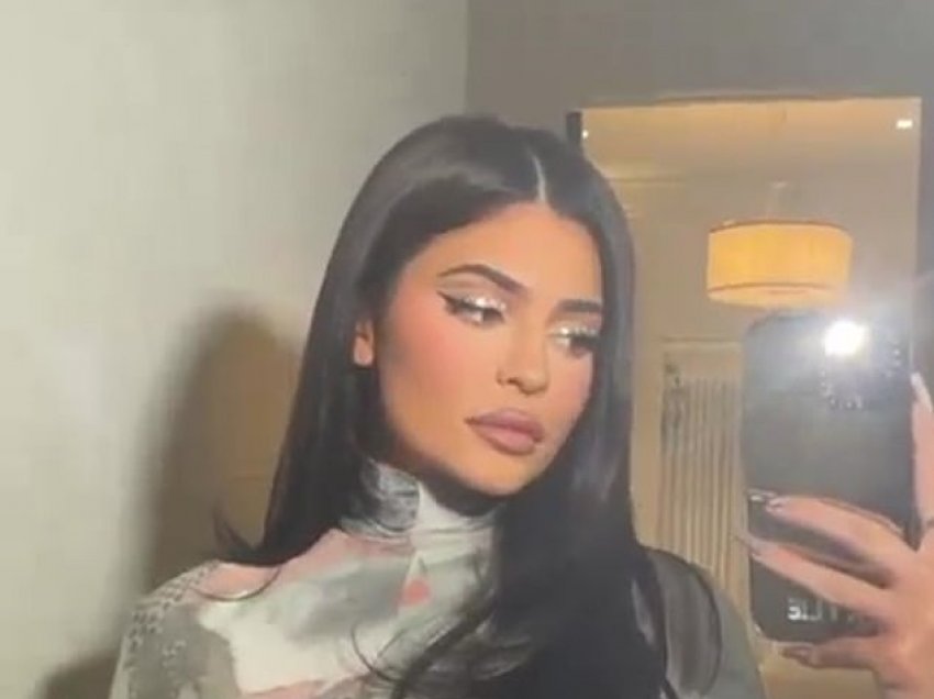 Veshja e ngushtë ia tregon të gjitha linjat Kylie Jenner