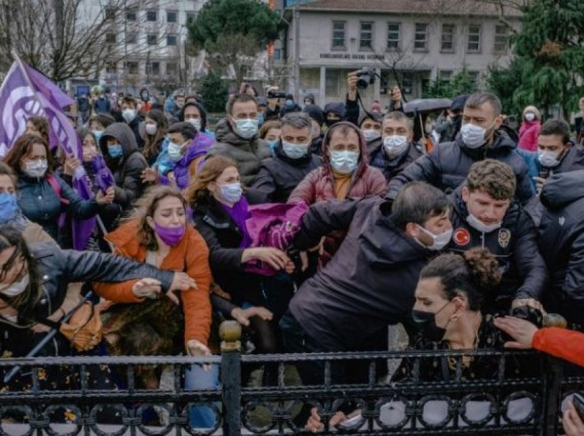 Turqia arreston burrin për rrahjen e ish-gruas në rrugë