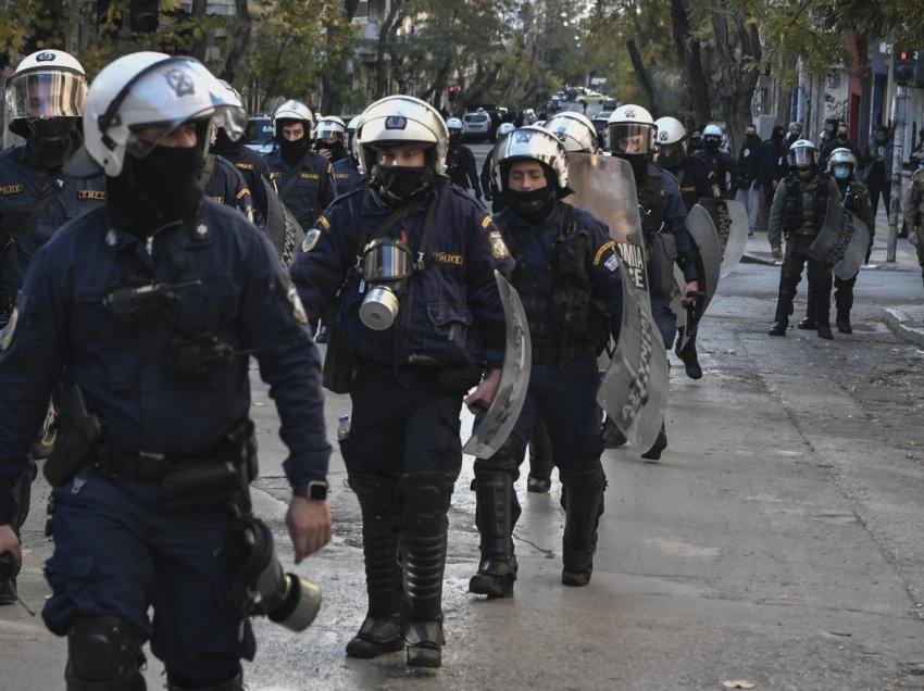 Policia greke dhe protestuesit përplasen në periferi të Athinës 