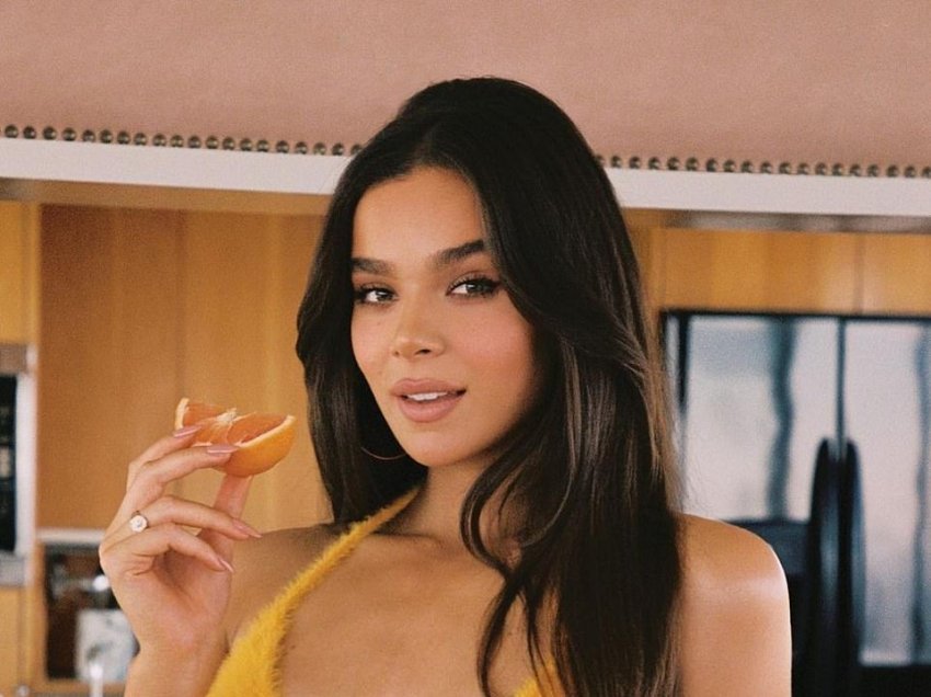 Hailee Steinfeld shfaqet në bikine tregon asetet