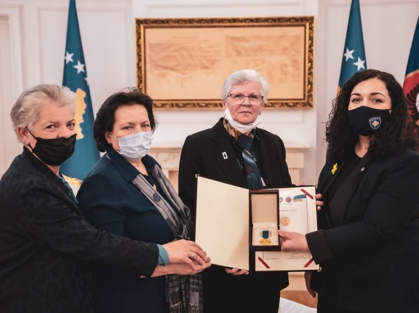 Osmani dekoron me urdhrin “Shotë Galica” tetë gra