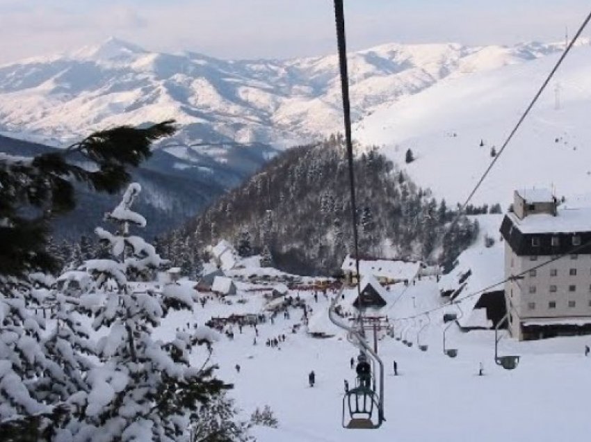 Teleferiku në Brezovicë nuk u lëshua as këtë të shtunë, qindra turistë në pritje