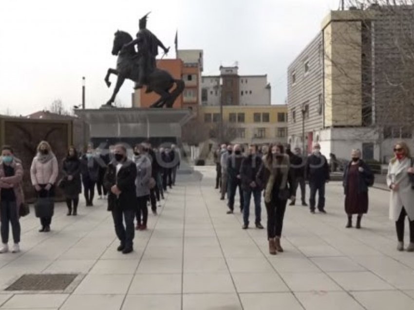 Protestojnë punëtorët e Lotarisë, nuk i marrin pagat për afro një vit