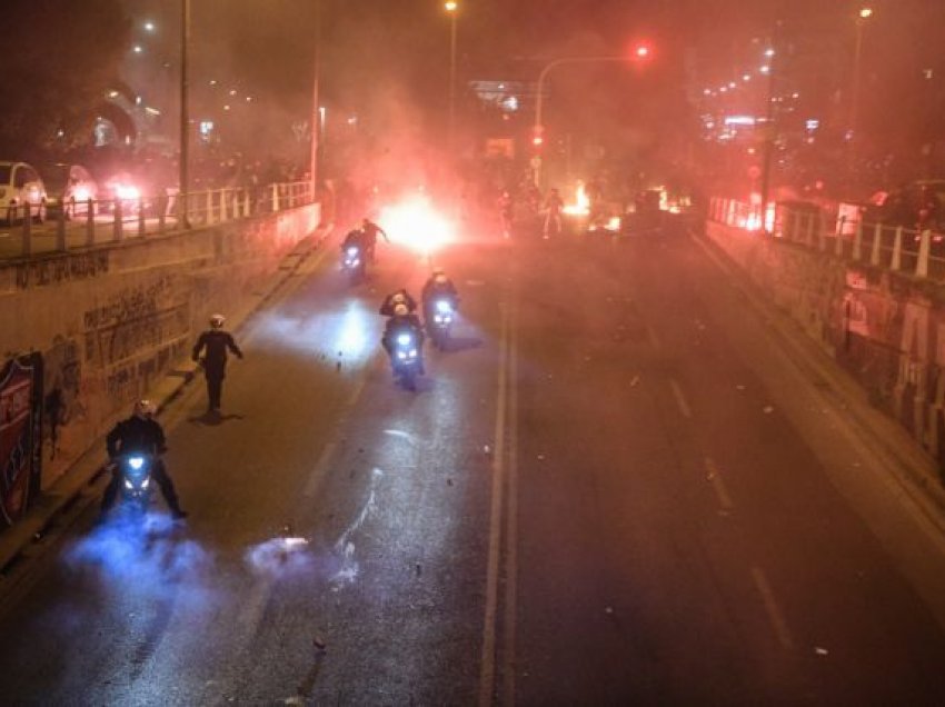 E mori në qafë portofoli, si u kap shqiptari në protestat e dhunshme në Greqi