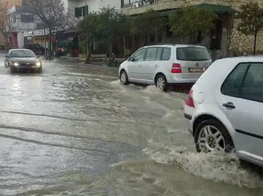 Mot i keq me reshje të dendura shiu/ “Përmbytet” një zonë e Durrësit