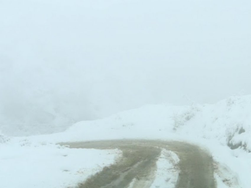 Bora mbulon sërish Kukësin, disa zona pa energji elektrike