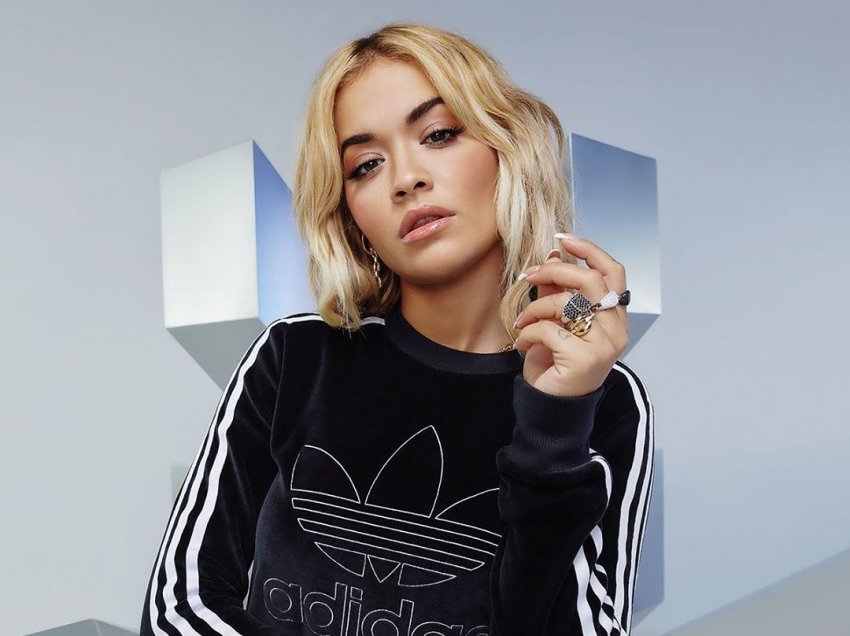 Me vetulla të zbardhura e veshje provokuese, Rita Ora paralajmëron versionin akustik të mini-albumit “Bang”