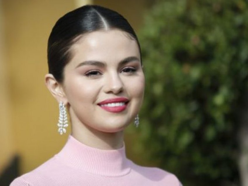 Selena Gomez befasohet me balona në shtëpi për të festuar suksesin e mini-albumit