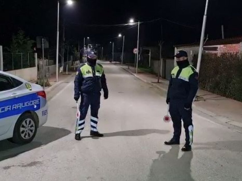 Një person i armatosur, qëllon me armë dhe arratiset me makinën e policisë