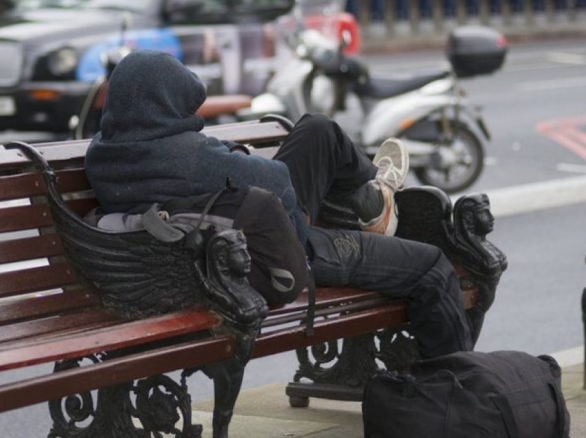 Njerëzit e pastrehë në Angli do të kenë përparësi për t’u vaksinuar kundër COVID-19