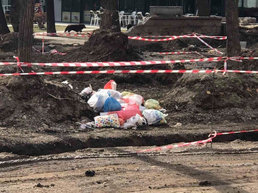 Llapjanët hiç merakli, mbushin sheshin që po renovohet me mbeturina