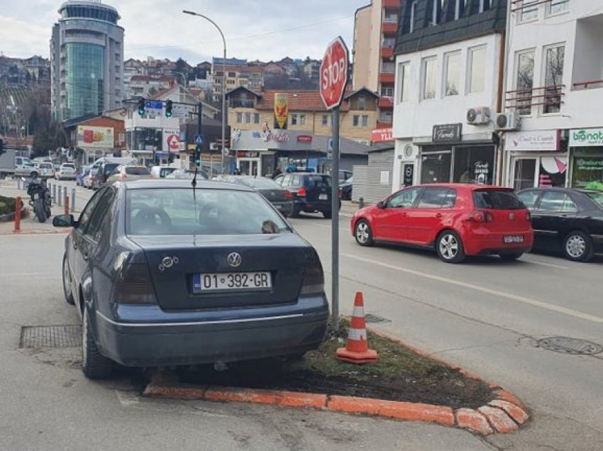 As “Stop-i” nuk e ndal për të parkuar veturën aty ku s’duhet