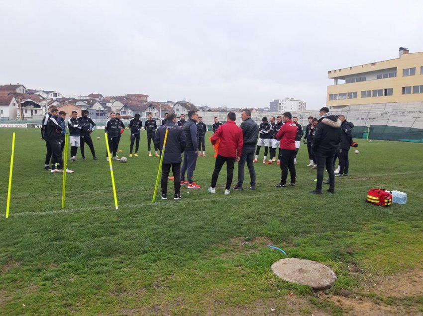 Munishi flet nga stadiumi i qytetit në Gjilan