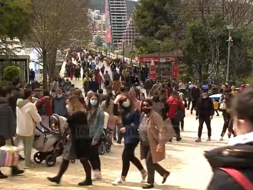 Qindra njerëz zbresin në Elbasan/ Festa e ditës së verës, edhe pse organizimet zyrtare munguan për shkak të pandemisë