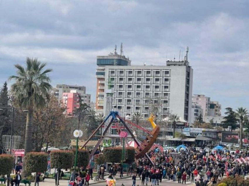 Qytetarët harrojnë masat për Ditë Vere, mbushin rrugët për të festuar