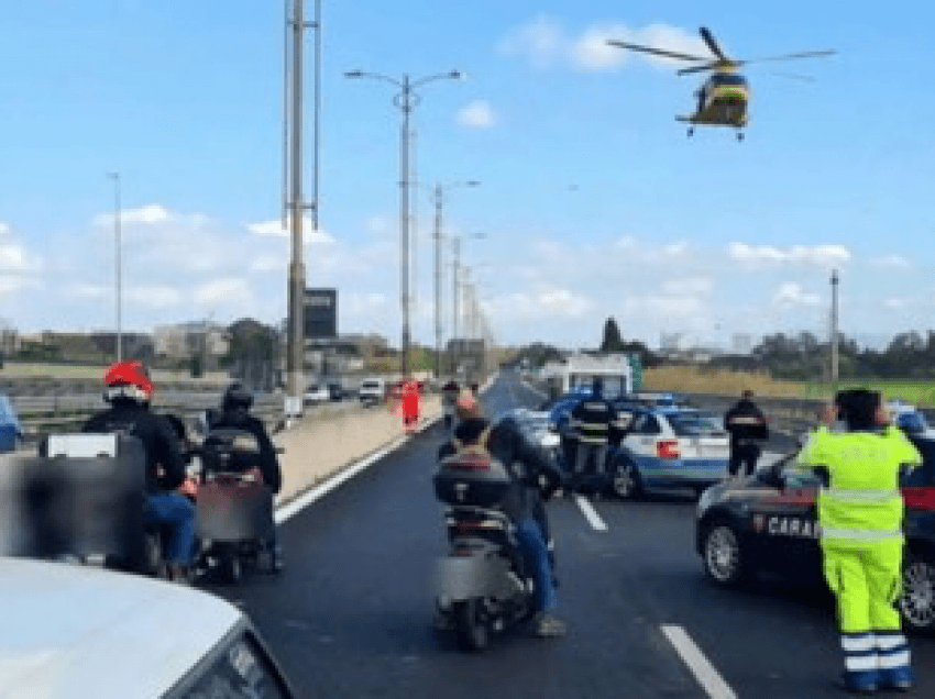 Del në autostradë për të mbledhur paratë që i mori era, goditet për vdekje nga makina