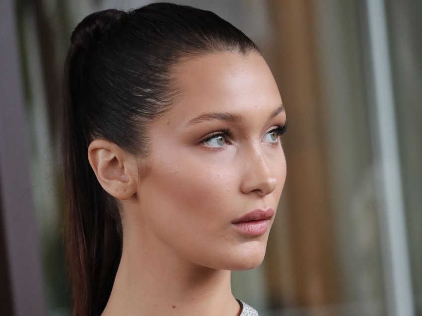 Bella Hadid josh me pozat ku thekson këmbët e tonifikuara