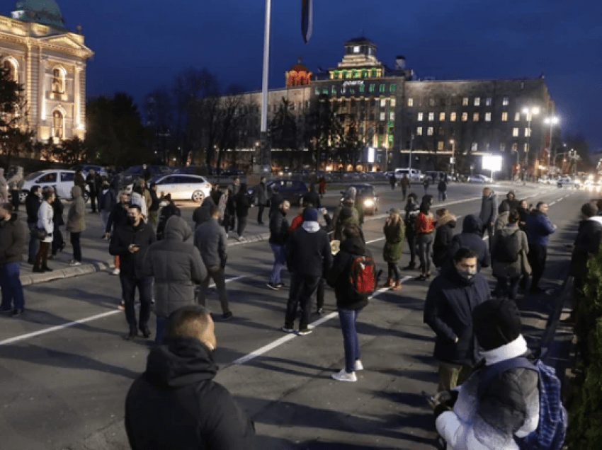 Protesta në Beograd ndaj masave të reja kundër përhapjes së COVID-19