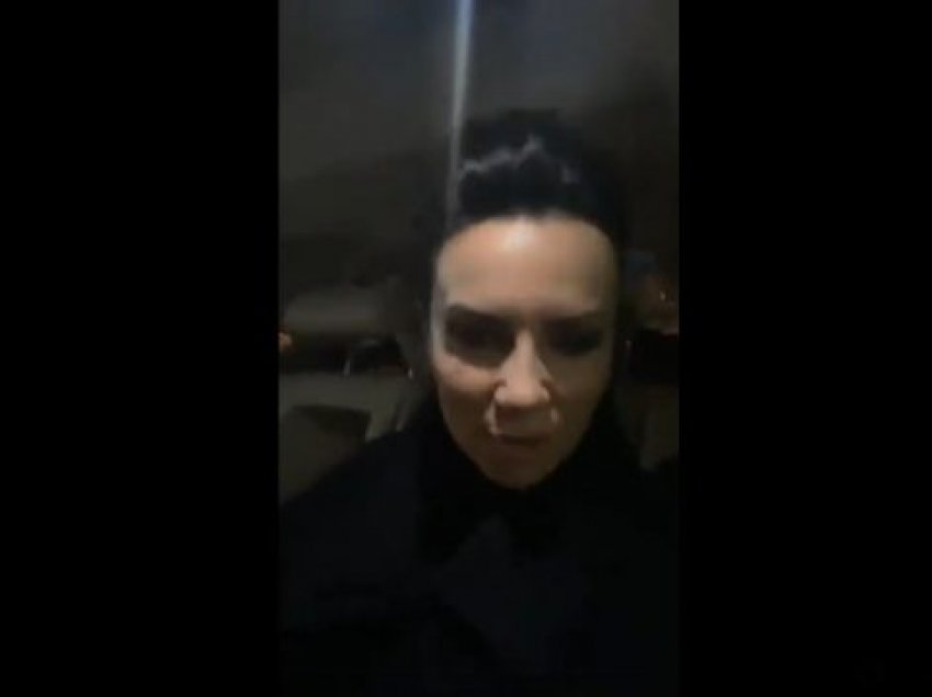 Me telefon në dorë, në sediljen e pasme të makinës Grida Duma: Të bësh video ‘live’ është e vështirë