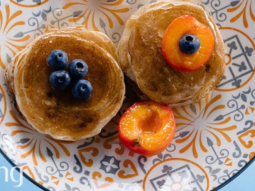 Pancake me kos dhe pa vezë; petullat amerikane që mund t'i hani nga mëngjesi deri në darkë