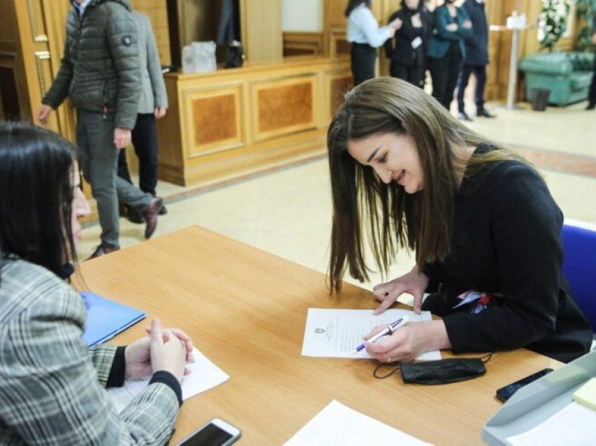 Regjistrohet deputetja më e re e Kuvendit, ajo do ta drejtojë seancen konstituive bashkë me Avni Deharin