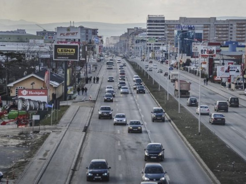 Zjarri në kompleksin banesor në Fushë Kosovë, ndihmë mjekësore kërkuan dy policë dhe disa qytetarë