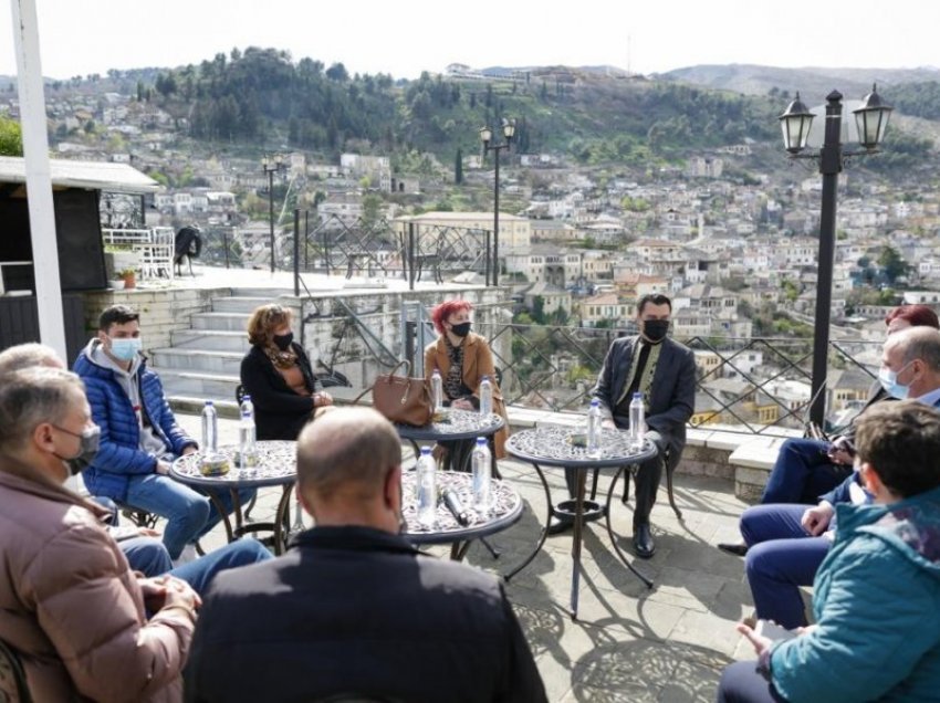 Takimi me personalitete të Gjirokastrës/ Basha: Mbështetetje për universitetet, vëmendje të veçantë për sportin