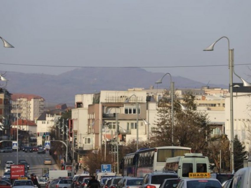 Taksitë ilegalë shfrytëzojnë mungesën e autobusëve, ua marrin nga 5 euro udhëtarëve në relacionin Prishtinë – Gjilan