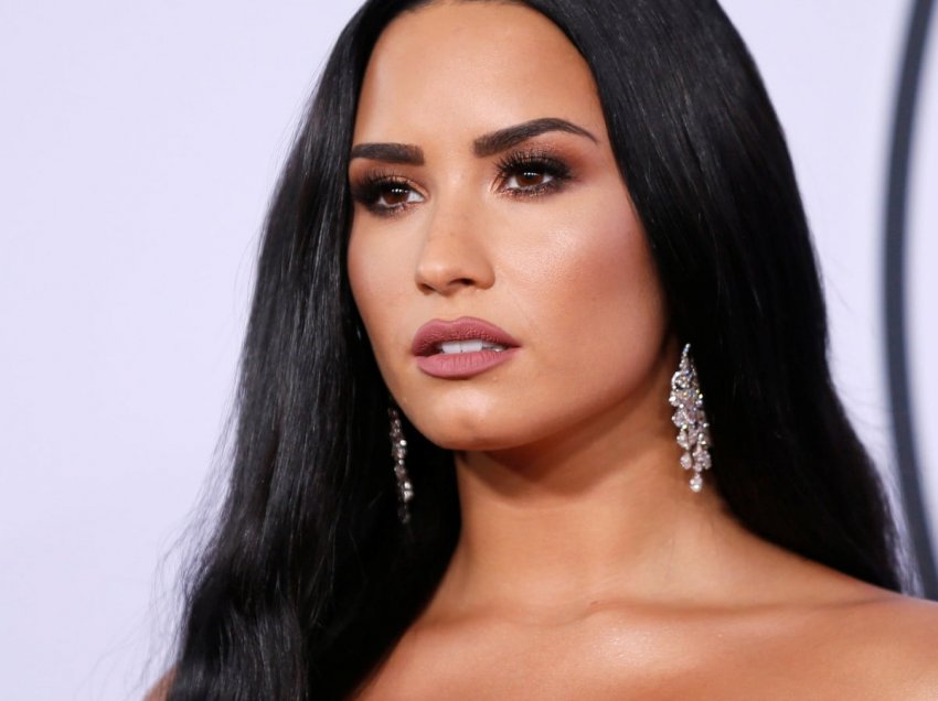 Demi Lovato rrëfen periudhën e vështirë të mbidozës: Isha pesë minuta larg vdekjes, mu desh të vdisja që të zgjohesha