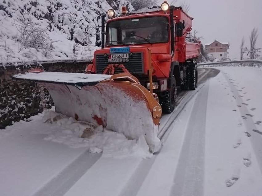 Reshje bore në veri dhe jug të vendit/ARRSH: Nuk ka probleme me qarkullimin në të gjitha akset