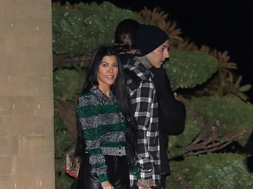 Kourtney Kardashian duket shumë e dashuruar