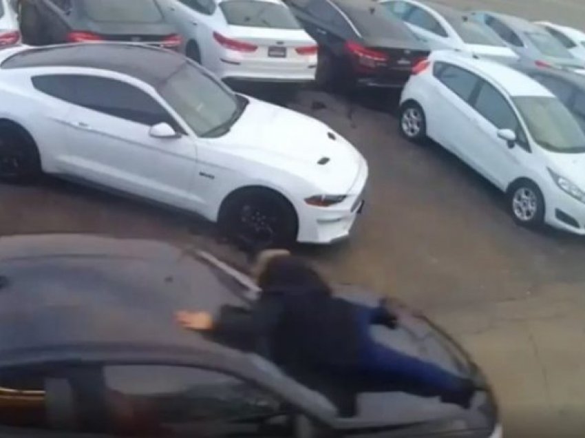 Erdhi si klient në sallën e ekspozitës dhe përfundoi duke vjedhur një BMW